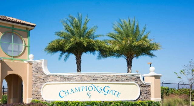 Fancy Family Home at Championsgate Chg101, Book Feriehus Hoteller i Four Corners med pool, Swimmingpool