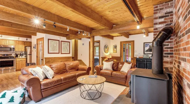 Bartlett Vacation Rental w/ Wraparound Deck!, Varaa Huoneisto Hotellit New England uima-altaalla, Uima-allas