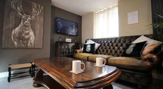 Апартаменты Stylish 3 Bedroom Loft Apartment - Free Parking - Fast WiFi - by PROPERTY PROMISE