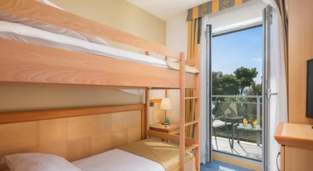 Номер семейный с балконом и с частичным видом на море Aminess Vival Grand Azur Hotel