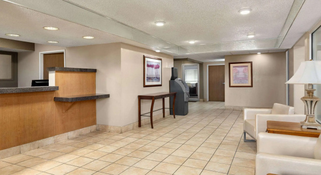 Super 8 by Wyndham Joliet I-55 N/Chicago