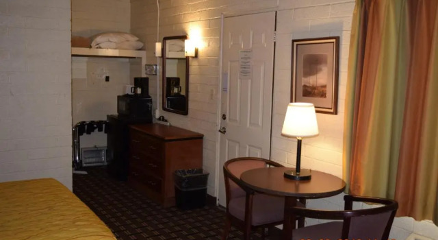 Четырёхместный номер Standard Stanlunds Inn and Suites