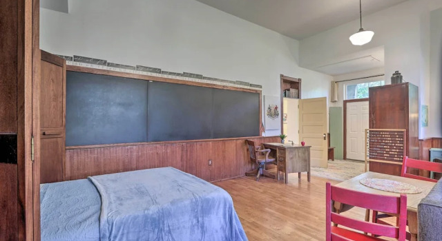 Коттедж Renovated WV Schoolhouse: History Buffs Heaven!