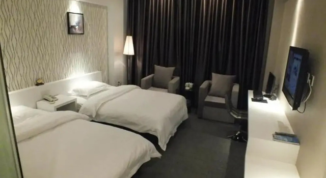 Huadong Hotel, Book Hotel Hoteller i Qitai med parkering, Parkering