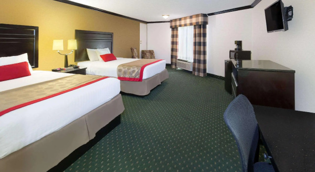 Четырёхместный номер Standard Ramada by Wyndham Ontario Airport & Convention Center