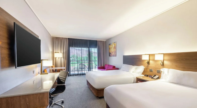 Двухместный номер Standard с балконом и с видом на горы DoubleTree by Hilton Alice Springs