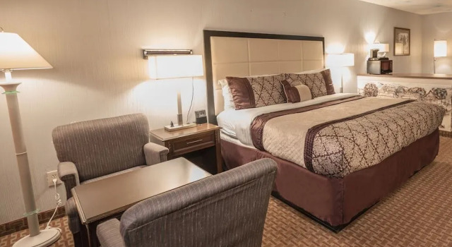 RIVER OAK INN, Забронировать Мини-отель Бандера Texas Hill Country, рядом с Bandera City Park