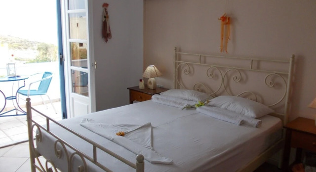Manos Syros Rooms & Apartments