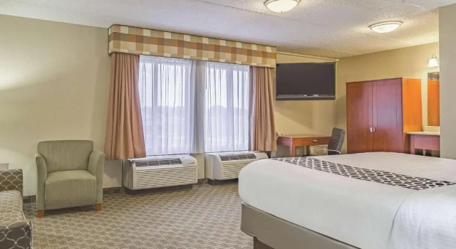Двухместный люкс Deluxe La Quinta Inn & Suites by Wyndham Cleveland Airport West