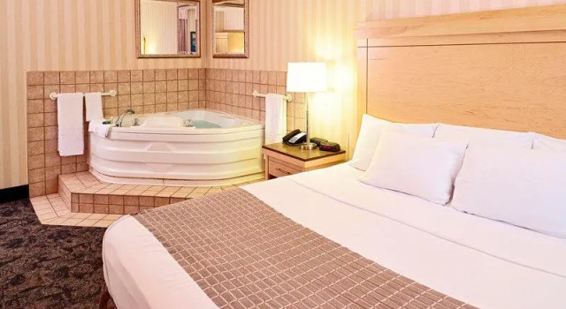 Кровать в общем номере LivINN Hotel Cincinnati North/ Sharonville
