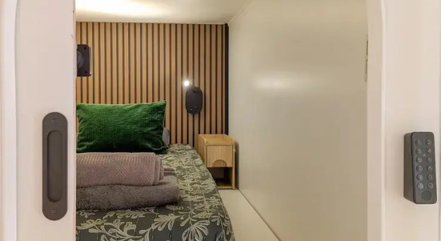 Кровать в общем номере Brimfield Stay