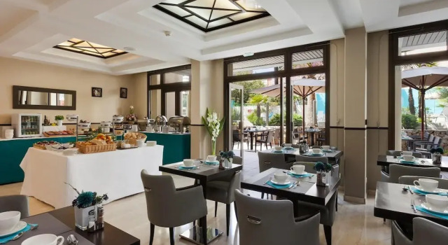 Junior Suite in Cannes for 4 Guests, Забронировать Апартаменты/квартира Отели Канн с бассейном, рядом с Eglise Reformee de France, Бассейн