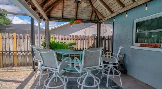 Salt Water Heated Pool Home with a Tiki Bar, a Garage Game Room and 4 Bikes, Rezervasyon Otel North Naples Florida