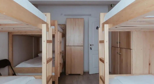 Кровать в общем номере Bloom Inn