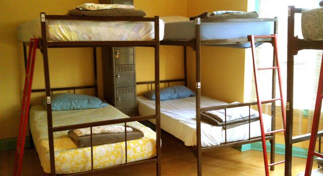 Кровать в общем номере The Only Backpackers Inn