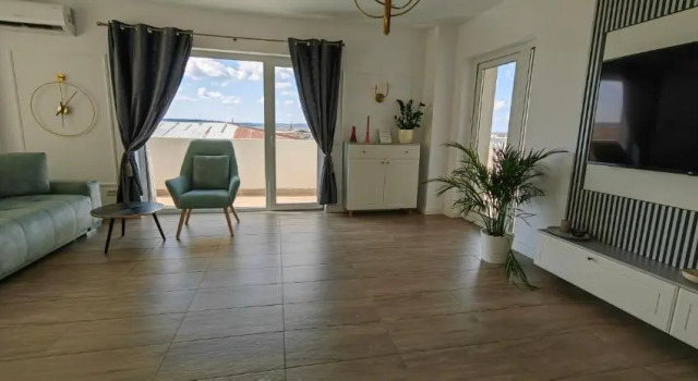 Luxury apartment Private parking self check-in51, Varaa Huoneisto Hotellit Dolj aamiaisella, Aamiainen