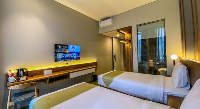Premier Twin room with balcony Facade Hotel by Azana