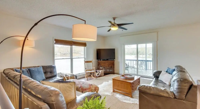Lakefront Arkansas Abode - Deck, Grill & Fire Pit!, Boek Vakantiehuis Cherokee Village Verenigde Staten