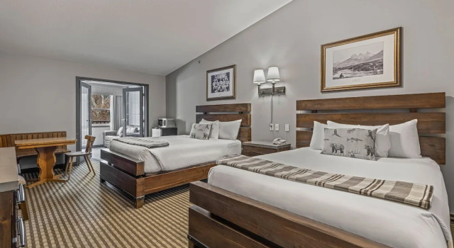 Семейный номер Standard с балконом и с видом на горы Canmore Rocky Mountain Inn