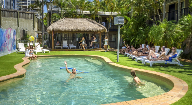 Кровать в общем номере Budds in Surfers Backpackers