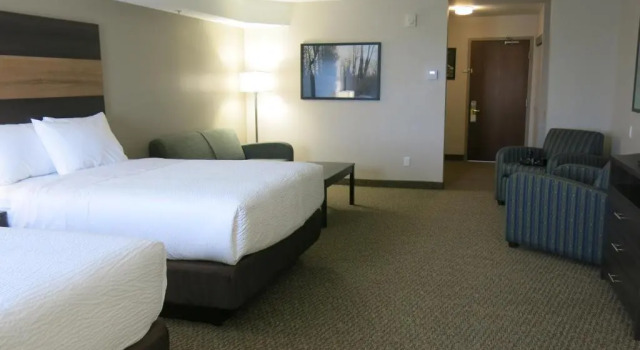 Люкс Deluxe Days Inn & Suites by Wyndham Lindsay