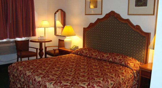 Windsor Inn Lake Havasu City, Забронировать Мотель Отели Лейк-Хавасу-Сити с парковкой, рядом с Psychic Advisor, Парковка