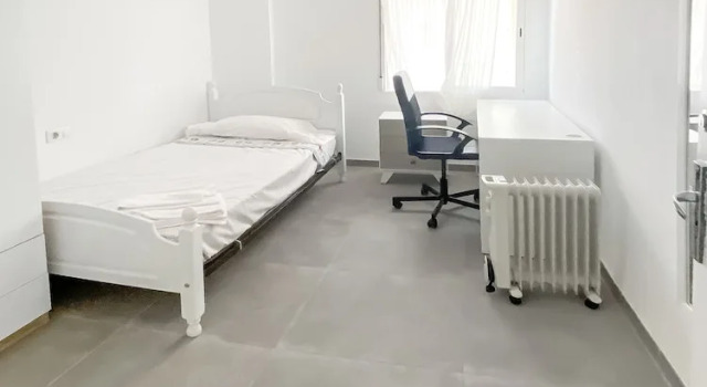 Elegant 4 beds train station upto 6 Pax