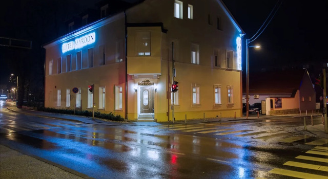 Hotel Maroon