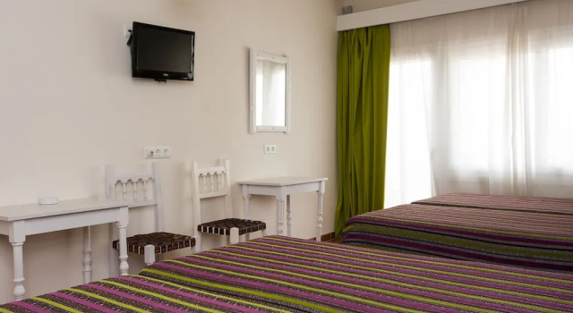 Четырёхместный номер Standard с балконом Hostal Sol y Miel