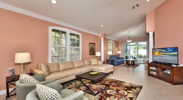 Tuscan Vacation Rental. Stylish 3-Bedroom Getaway Near Vanderbilt Beach Enjoy a Private Pool, Spacious Layout, and Modern Comforts Perfect for Families, Groups, and Pet-Friendly Stays, Book Feriehus Villaer i North Naples, Villa