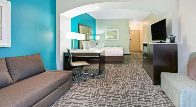 Двухместный люкс La Quinta Inn and Suites by Wyndham Paris