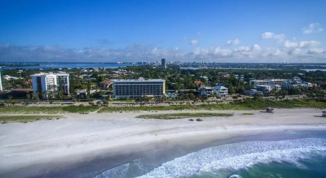 Кровать в общем номере Cirque St Armands Beachside
