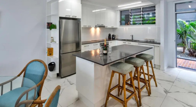 Коттедж с 2 комнатами Frangipani Beachfront Lodge F5 on Hamilton Island by HamoRent