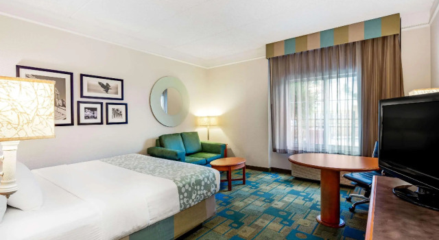 Номер Deluxe La Quinta Inn & Suites by Wyndham Fremont Silicon Valley