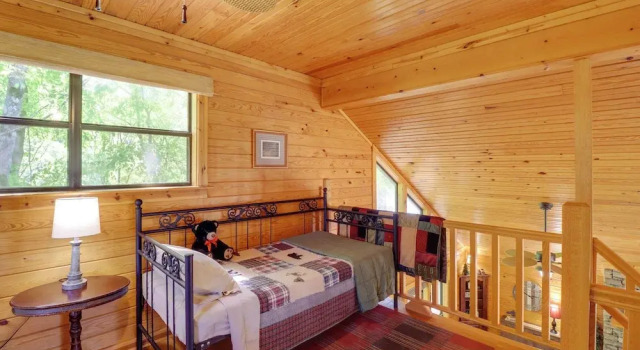 Roomy Riverfront 'trout Valley Cabin' w/ Porch!, Varaa Lomakoti Mountain View 