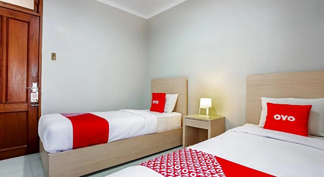 Номер Economy OYO 3819 Hotel Winotosastro