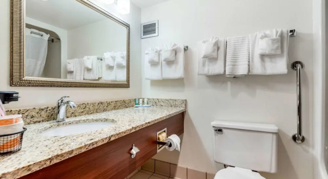 Четырёхместный номер Standard Quality Inn & Suites Zanesville City Center