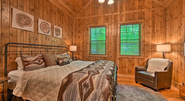 Коттедж Luxe Broken Bow Cabin: Hot Tub ~ 3 Mi to Hochatown