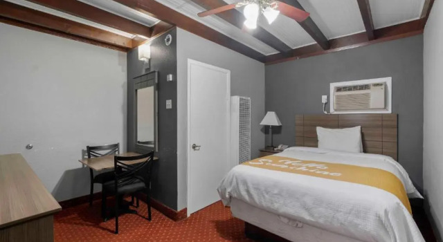 Номер Standard с балконом и с красивым видом из окна Budget Lodge