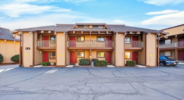 Beach Front Perch by Avantstay Lakefront Condo + Views + Near Dining and Skiing