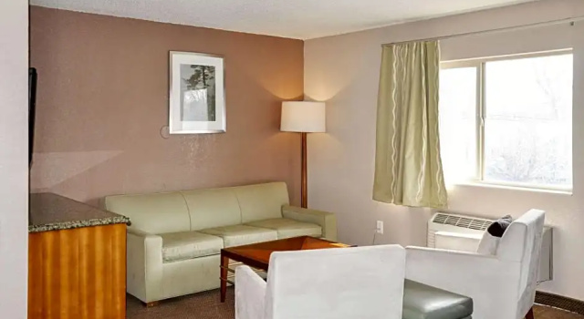 Четырёхместный люкс Bison Inn & Suites on University