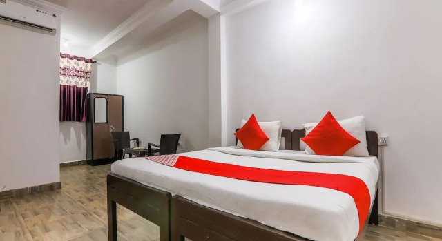 OYO 9743 Frank Guest House, Rezerwuj Pensjonat Hotele w North Goa z parkingiem, Parking