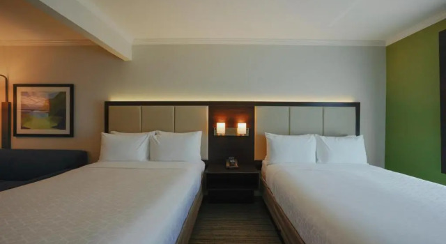 Четырёхместный номер Standard Holiday Inn Express & Suites Santa Clara - Silicon Valley by IHG