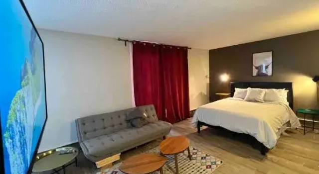 Апартаменты One Bedroom Condo Near Whyte Ave