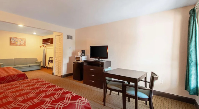 Люкс Econo Lodge Inn & Suites Clearwater Central