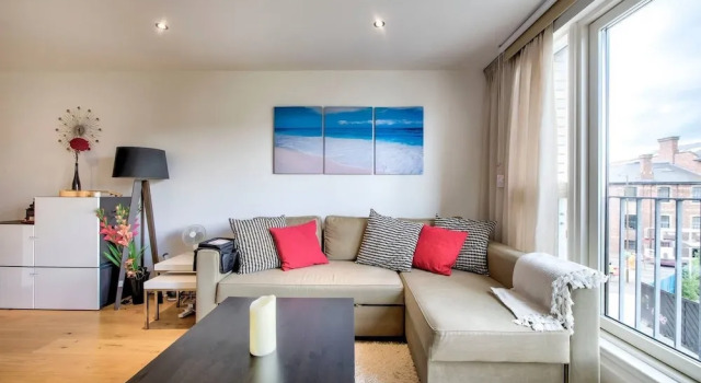 Bright, Modern 1 Bed in Melvin Walk, Забронировать Отель Отели Мерчистон 3 звезды, 3*