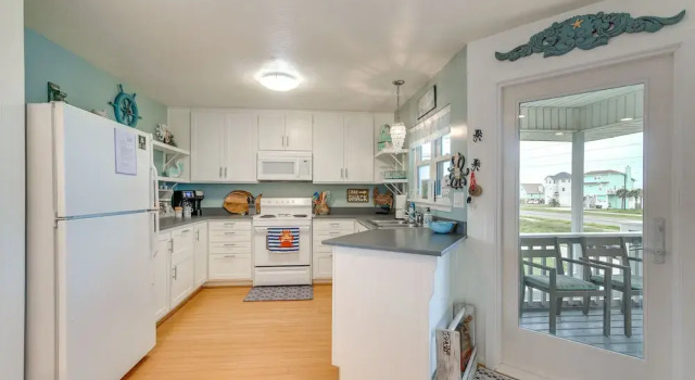 Коттедж с 3 комнатами Pet-friendly Condo w/ Seasonal Pool in Galveston!