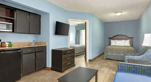 Люкс Deluxe Days Inn by Wyndham Weldon Roanoke Rapids