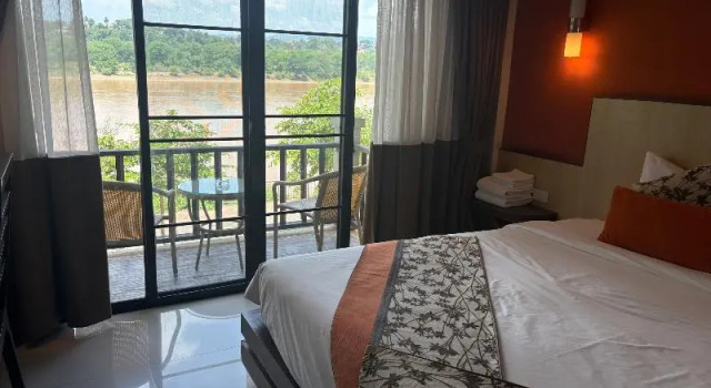 Номер Economy с балконом Chiangkhong Teak Garden Riverfront Hotel