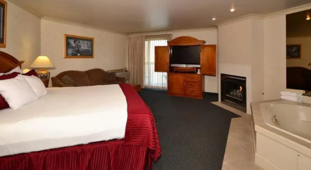 Четырёхместный номер Standard с балконом и с видом на реку Best Western Plus Kootenai River Inn Casino & Spa